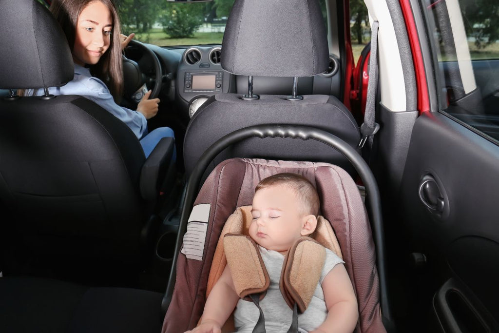 Cestování s miminkem v autě: 13 tipů, jak zabavit miminko v autě