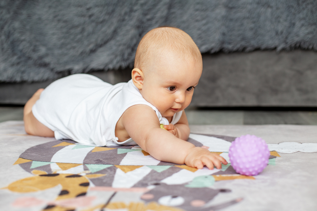 Polohování miminka na bříško – Jak využívat kontrastní kartičky?